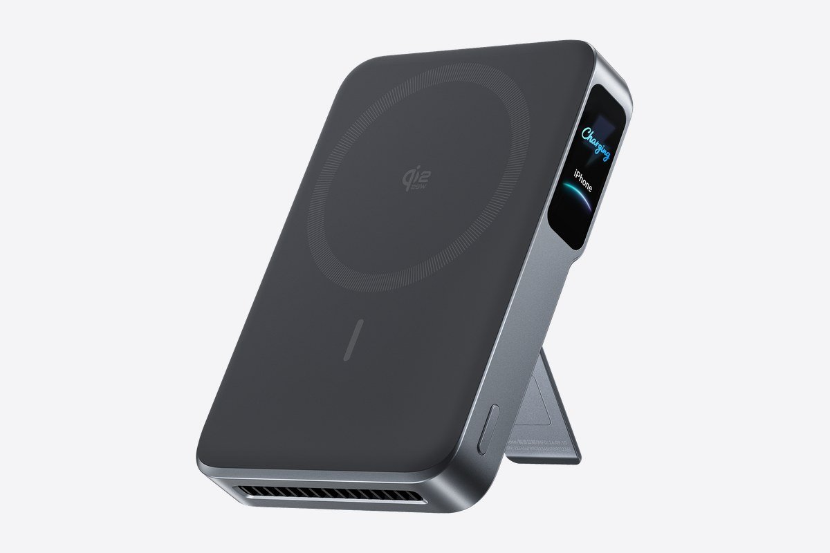 Anker MagGo 2 Pro（MagGo Power Bank 2 Pro）本体の製品画像。スタンドを立てた黒いマグネット式モバイルバッテリーで、前面に Qi2 25W のマークと小型ディスプレイ、底面に冷却ファンの通気口が見える