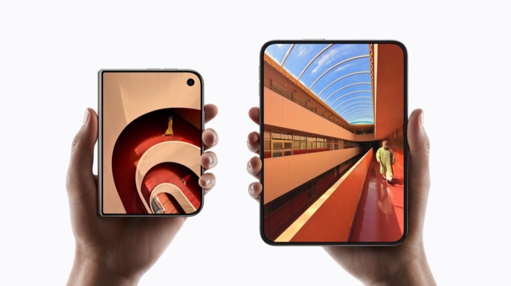 Apple公式Newsroomのプレス画像。iPhone Duoを手に持ち、閉じた状態と開いた状態のディスプレイサイズを比較しているカット