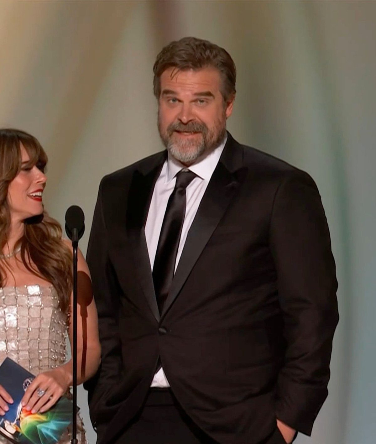 2026年Emmy賞授賞式のステージに登壇したDavid Harbour(デヴィッド・ハーバー)、放送のスクリーンショット