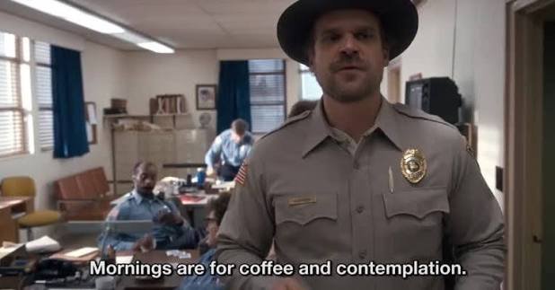 Netflix『ストレンジャー・シングス』シーズン1第1話、ホーキンス警察署でホッパー署長が「Mornings are for coffee and contemplation.」と言う場面(字幕付き)