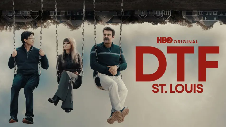 『DTF St. Louis』のキーアート。ブランコに座った3人のキャスト、右がFloyd Smernitch役のDavid Harbour