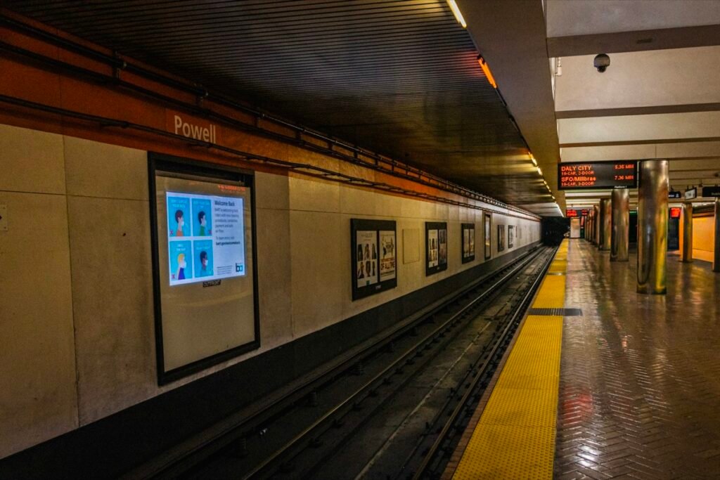 人のいないBARTの駅ホーム。発車標に「DALY CITY」「SFO/Millbrae」と行き先が表示されている