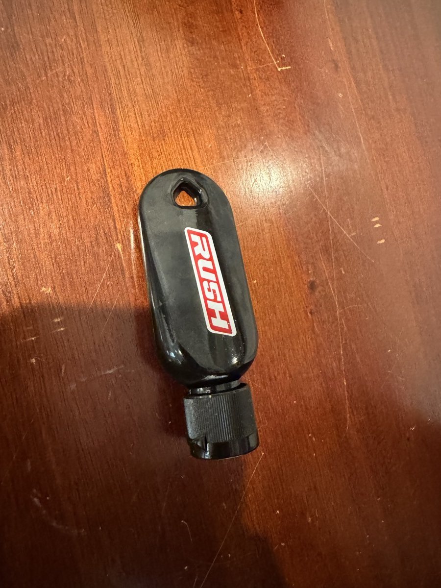 会場でもらったRUSHのロゴ入りの黒いLubeボトル