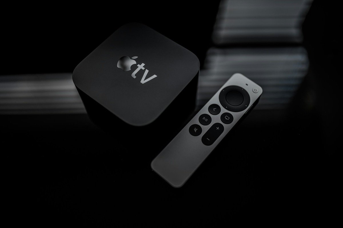 黒い背景に置かれた旧世代のApple TV 4K本体とSiri Remoteのイメージ写真（新型の第4世代ではない）