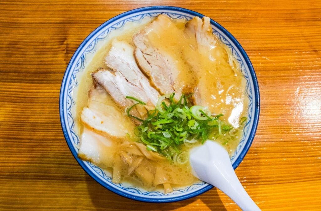 豚骨ラーメンのイメージ写真。白く濁ったスープに、チャーシュー、刻みネギ、メンマがのった丼を真上から撮ったもの